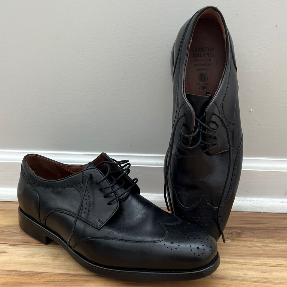 LIKE NEW Johnston & Murphy black leather wingtip